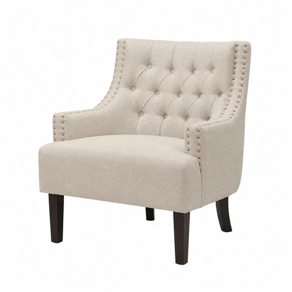 Poltrona con braccioli in tessuto effetto lino beige con gambe in legno scuro e dettagli rivetti dimensioni circa 75 x 80 x 85 cm